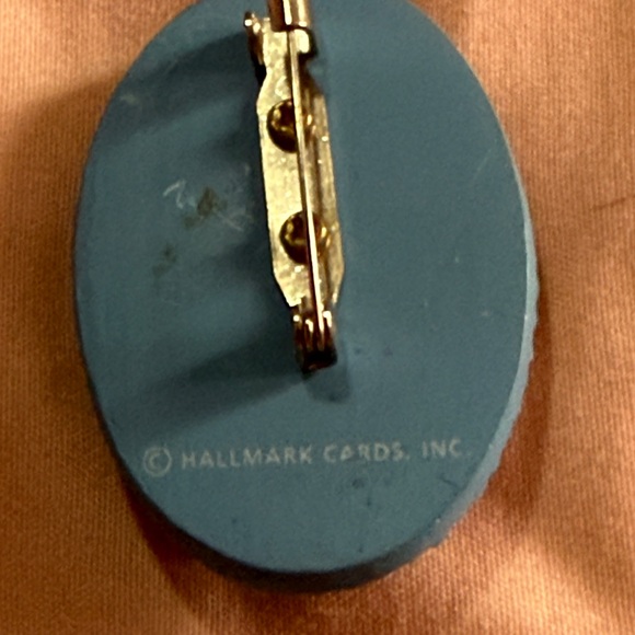 Hallmark Blue and White Cameo Brooch NWT - Picture 5 of 5
